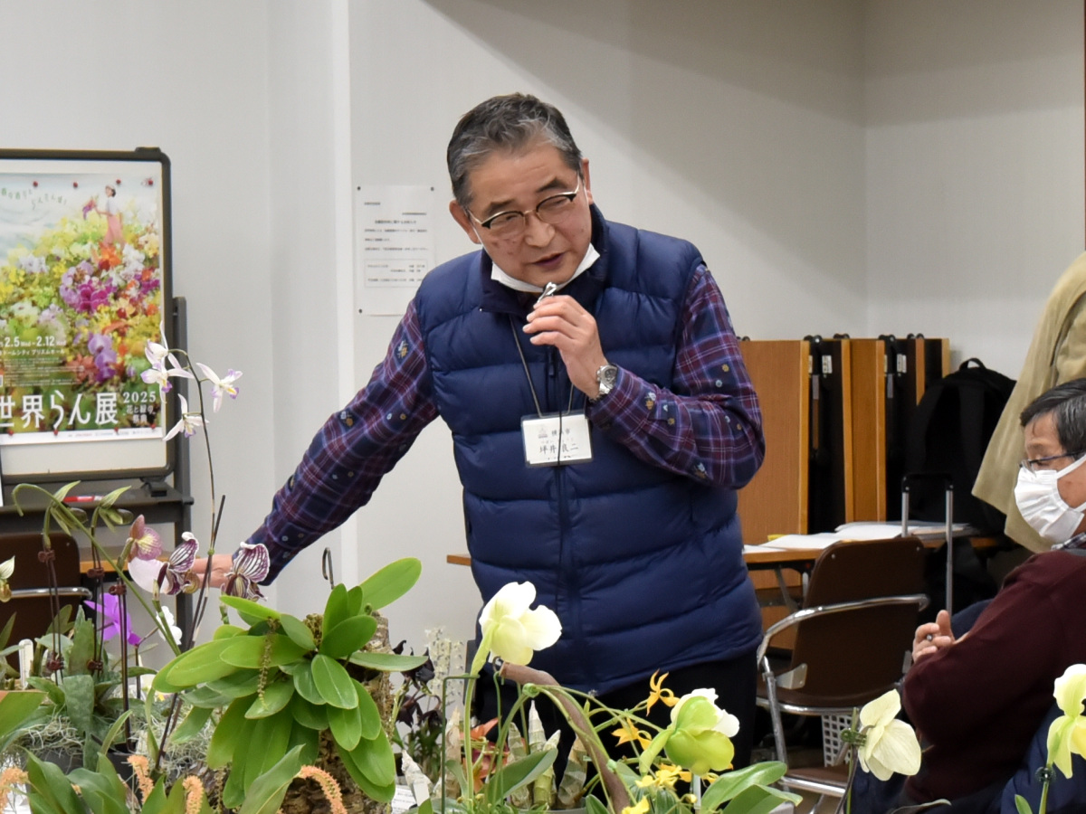 坪井氏進行　今年の栽培目標と入賞花解説